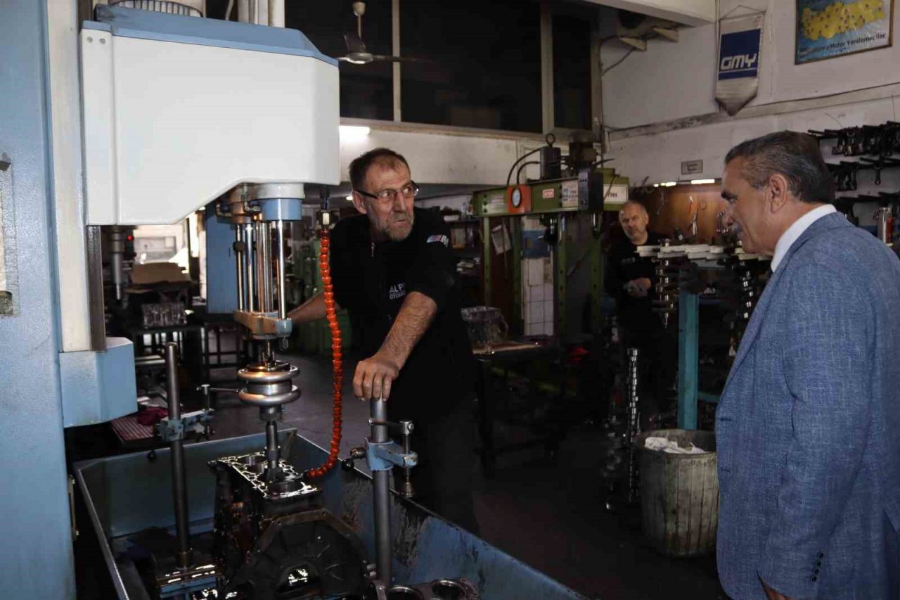 Vekil adayı eline çapayı alıp indiği tarladan üreticiye söz verdi