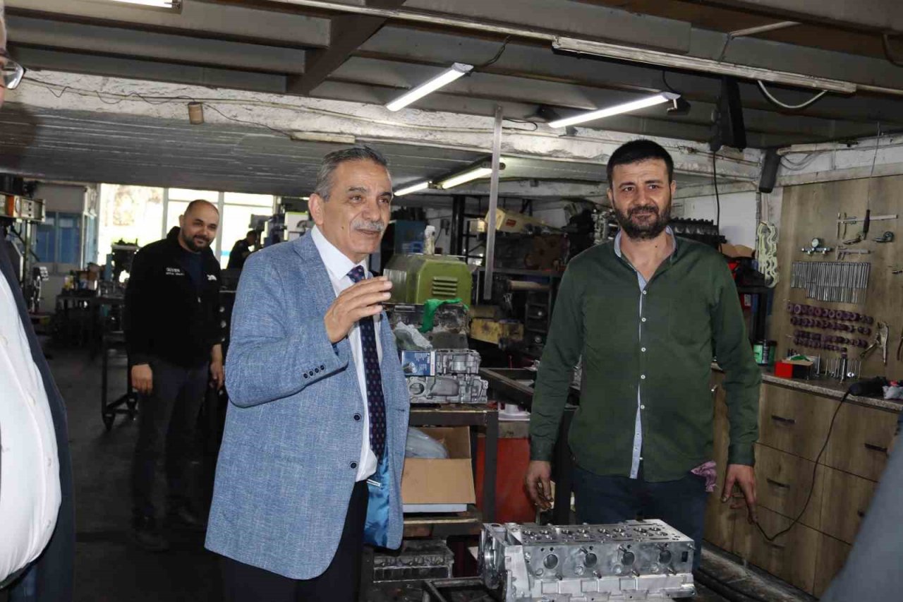 Vekil adayı eline çapayı alıp indiği tarladan üreticiye söz verdi