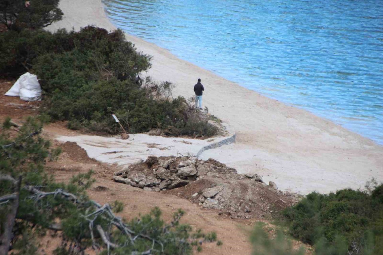 Sahile kum döktüler, denize beton blok yerleştirdiler