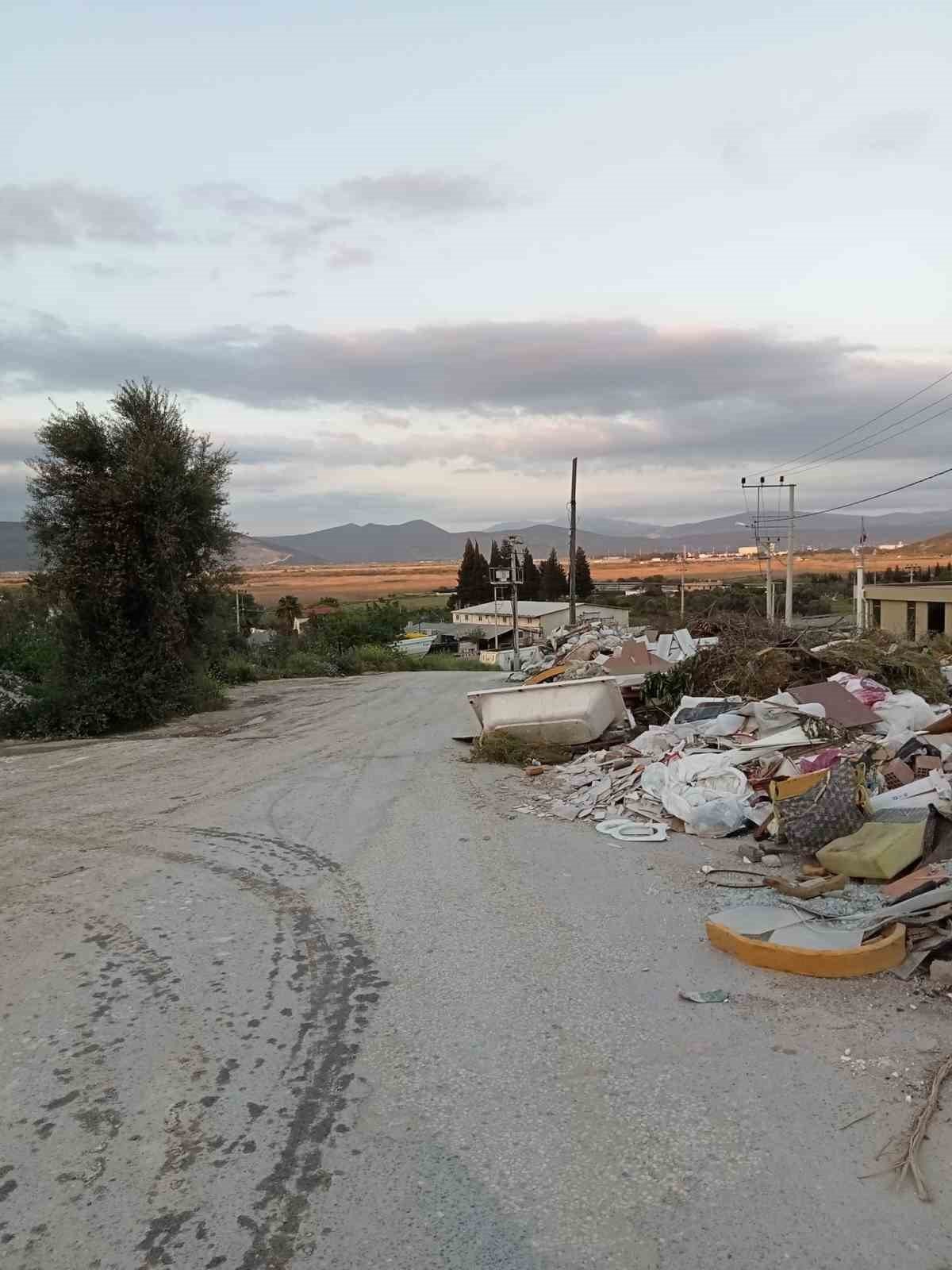 Turistik belde Güllük adeta çöplük oldu, vatandaşlar Milas Belediyesi’ni göreve davet etti