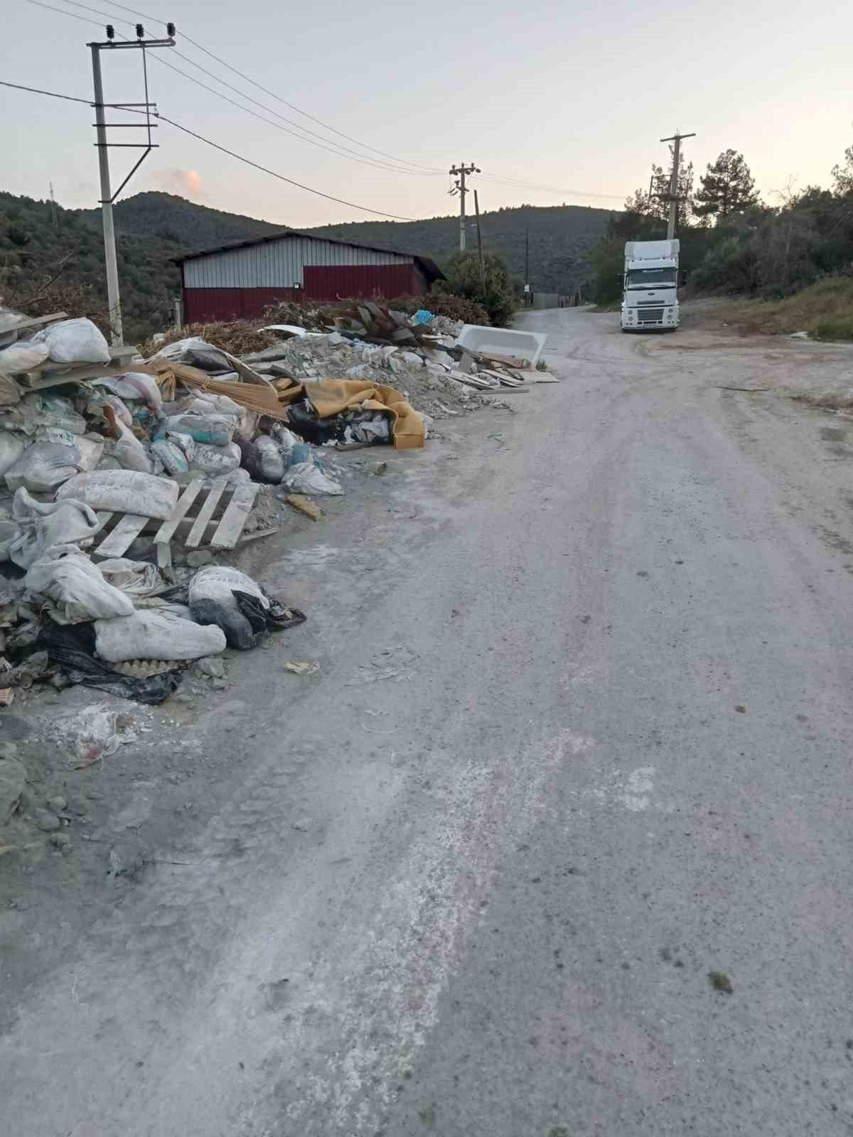 Turistik belde Güllük adeta çöplük oldu, vatandaşlar Milas Belediyesi’ni göreve davet etti