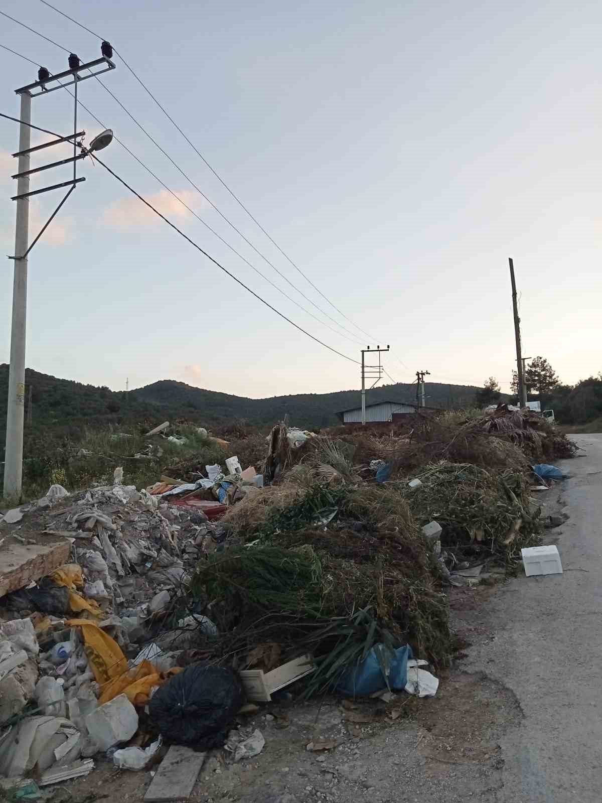 Turistik belde Güllük adeta çöplük oldu, vatandaşlar Milas Belediyesi’ni göreve davet etti