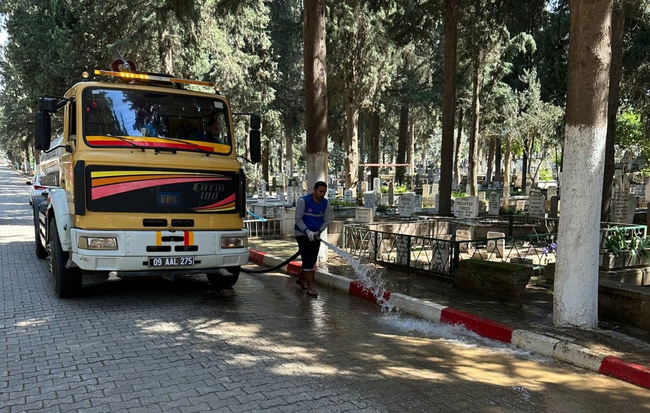 Nazilli’de mezarlıklar bayrama hazır