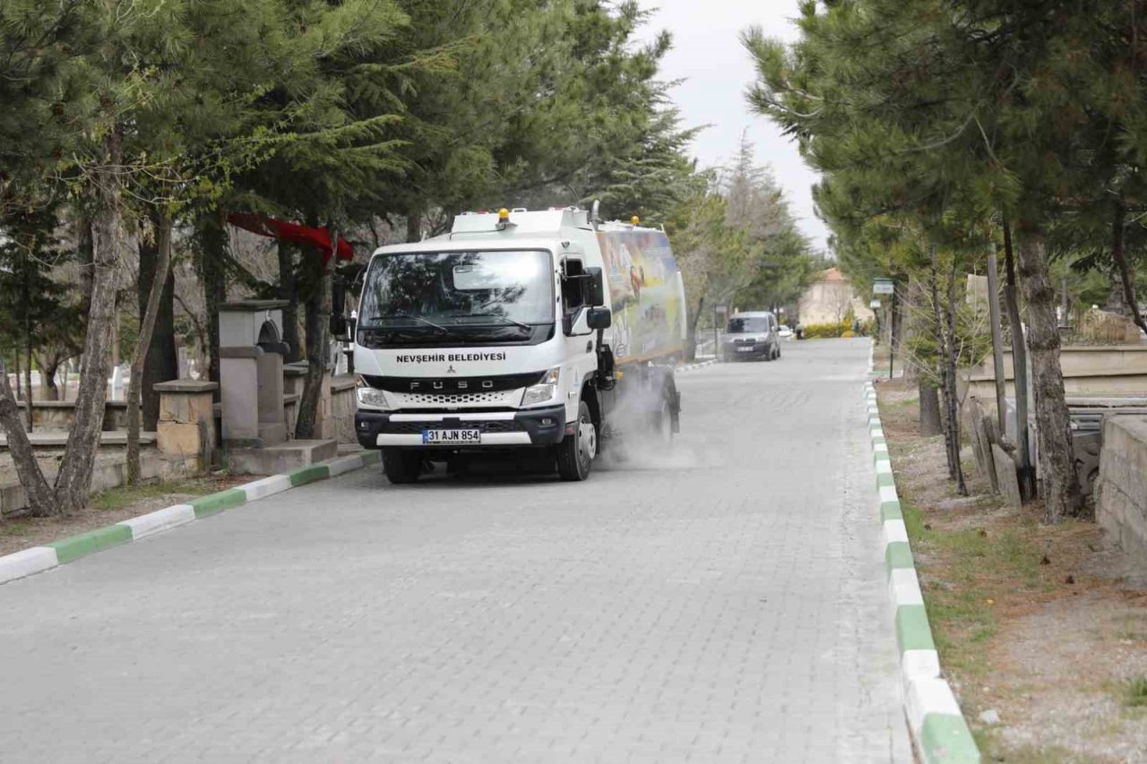 Mezarlıklarda bayram mesaisi