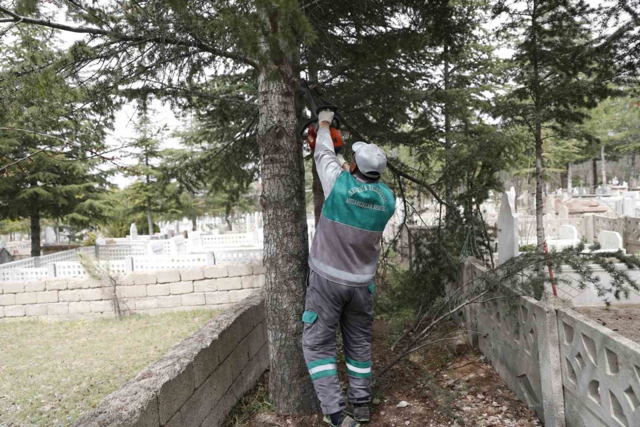 Mezarlıklarda bayram mesaisi