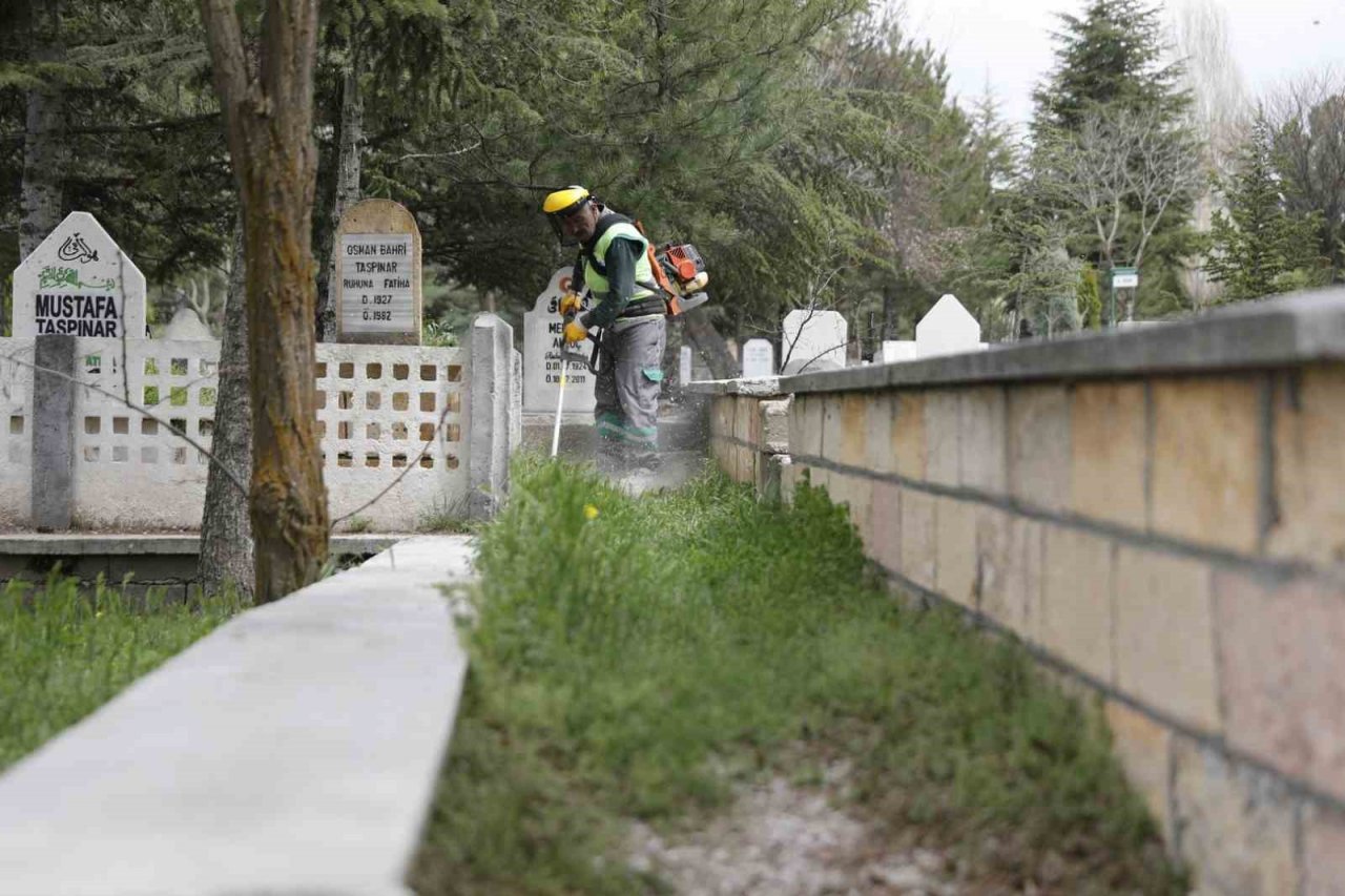 Mezarlıklarda bayram mesaisi