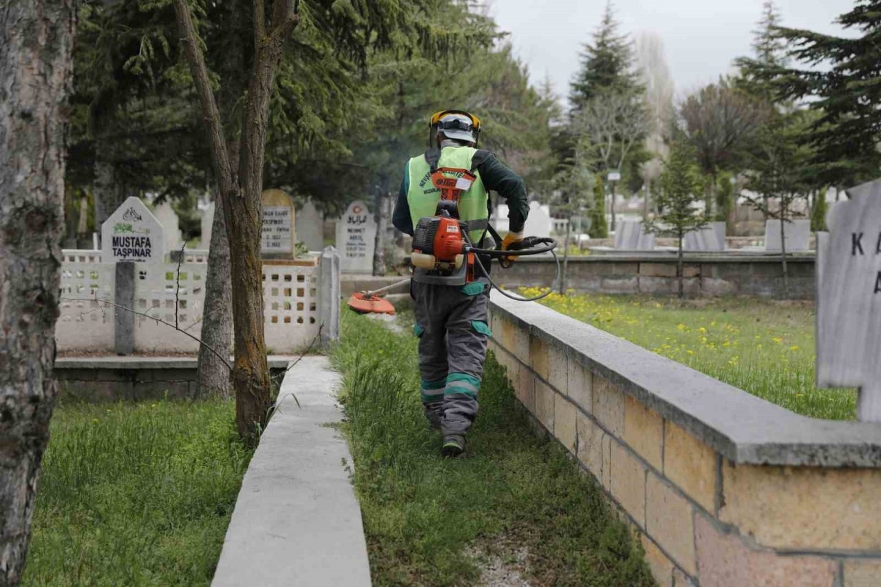 Mezarlıklarda bayram mesaisi