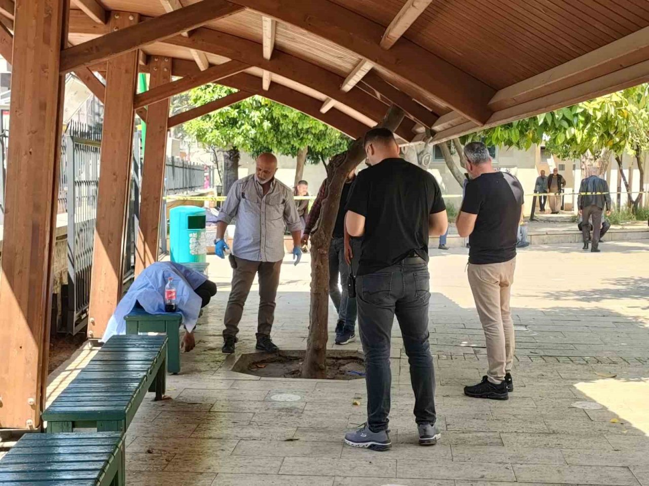 Ölüm cami avlusunda yakaladı