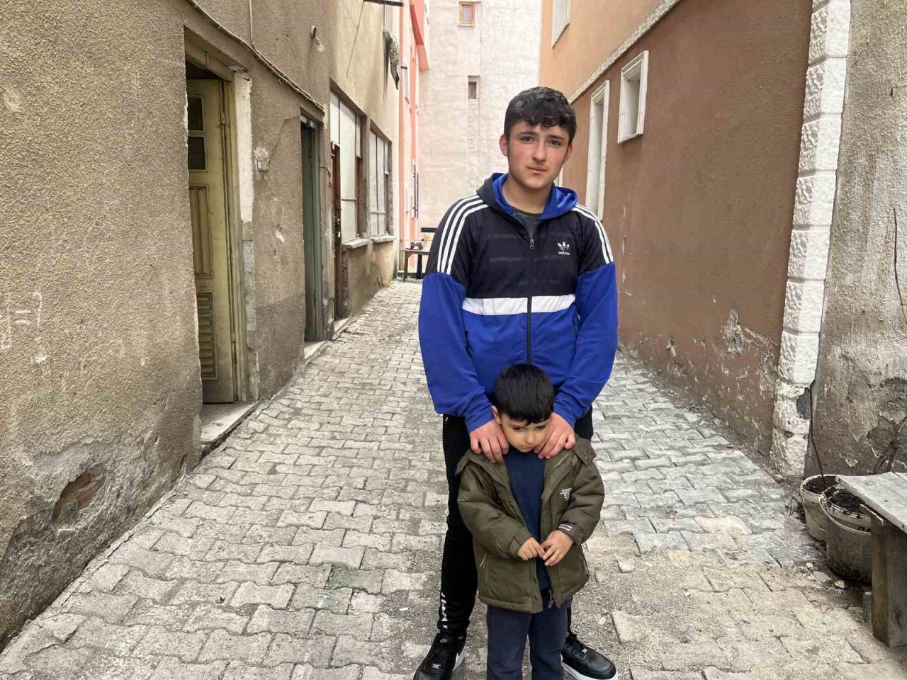 Sokak köpeklerinin saldırdığı 4 yaşındaki çocuk ölümden döndü