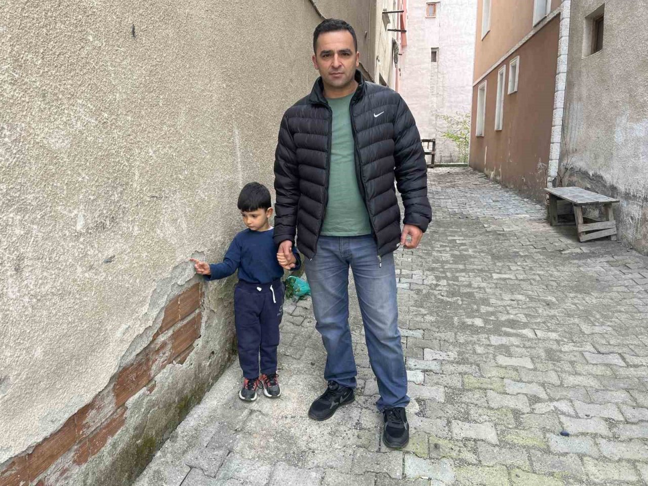 Sokak köpeklerinin saldırdığı 4 yaşındaki çocuk ölümden döndü