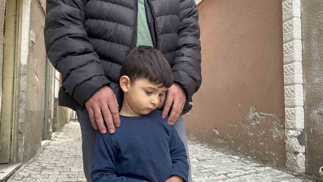 Sokak köpeklerinin saldırdığı 4 yaşındaki çocuk ölümden döndü