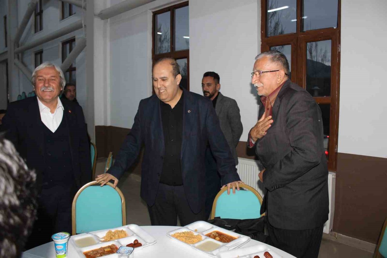 Kaymakamı Ünal ve Başkan Şahin, depremzede aileler ile iftar yemeğinde buluştu