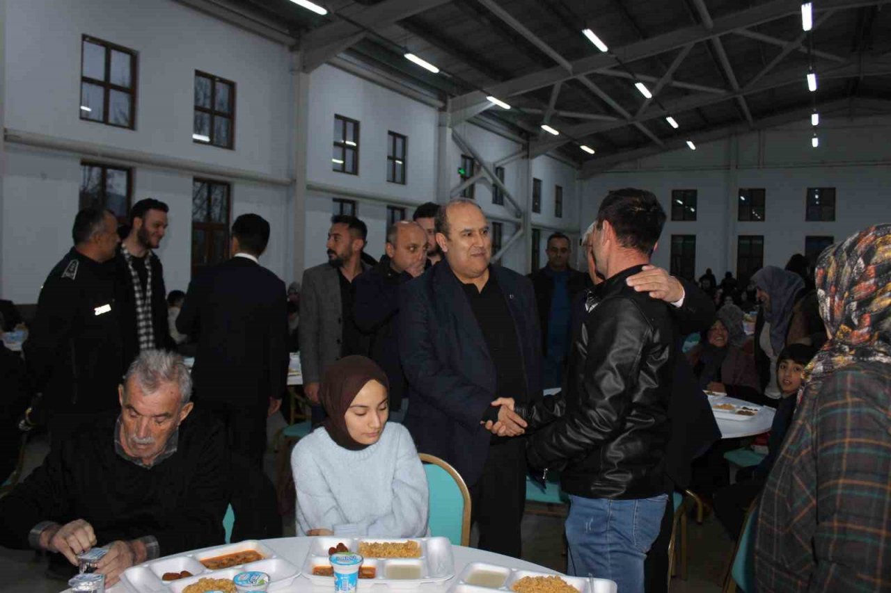 Kaymakamı Ünal ve Başkan Şahin, depremzede aileler ile iftar yemeğinde buluştu