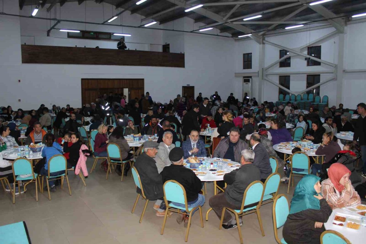 Kaymakamı Ünal ve Başkan Şahin, depremzede aileler ile iftar yemeğinde buluştu