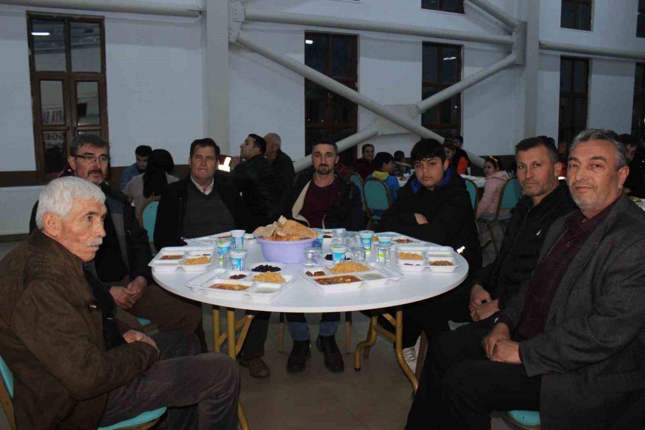 Kaymakamı Ünal ve Başkan Şahin, depremzede aileler ile iftar yemeğinde buluştu