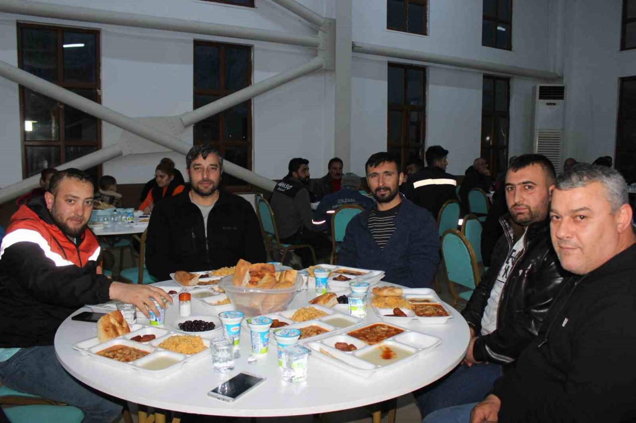 Kaymakamı Ünal ve Başkan Şahin, depremzede aileler ile iftar yemeğinde buluştu