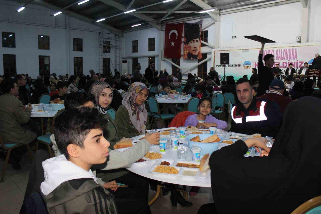 Kaymakamı Ünal ve Başkan Şahin, depremzede aileler ile iftar yemeğinde buluştu