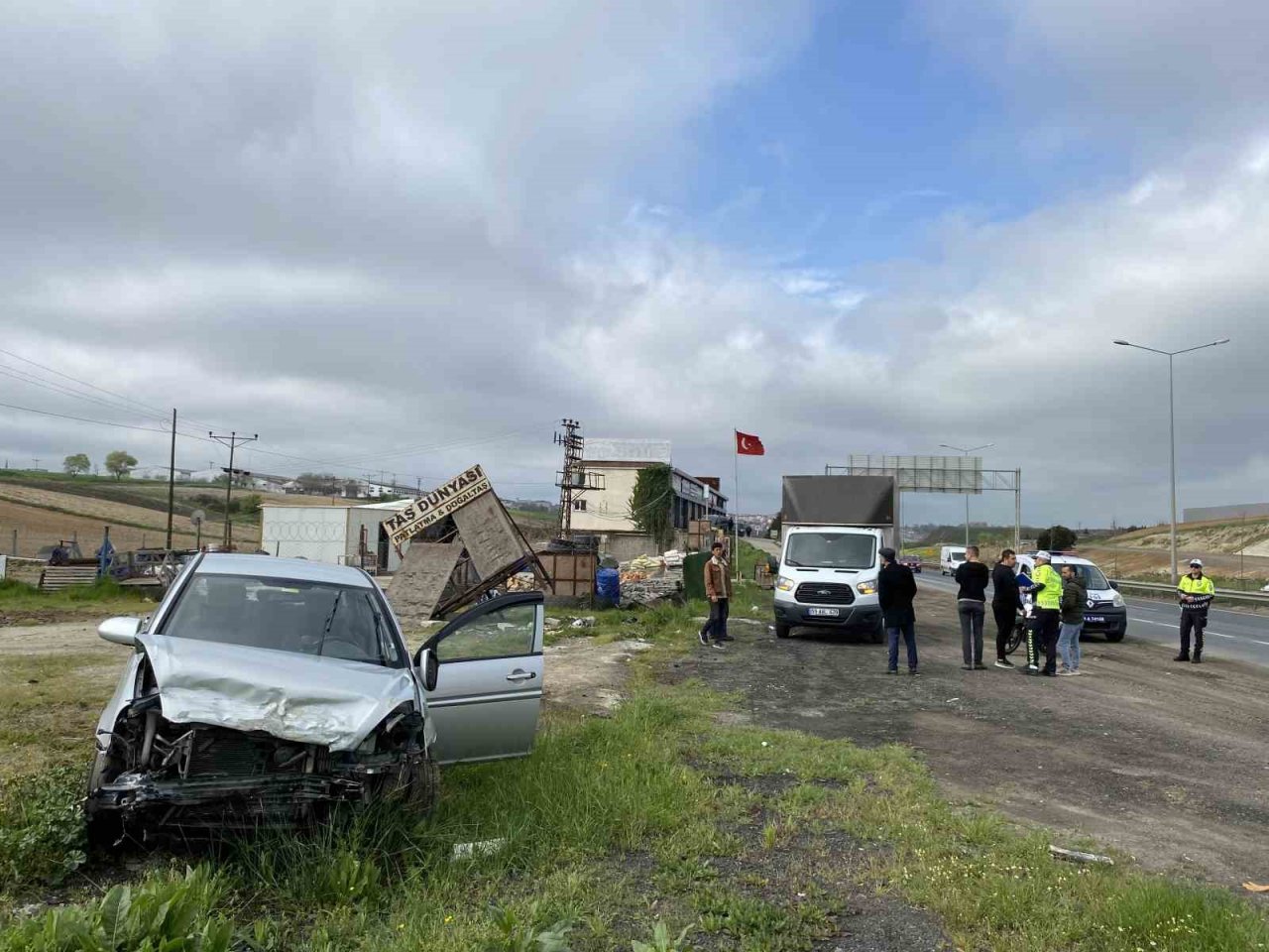 Otomobil iş yeri duvarına çarptı, sürücü yaralandı