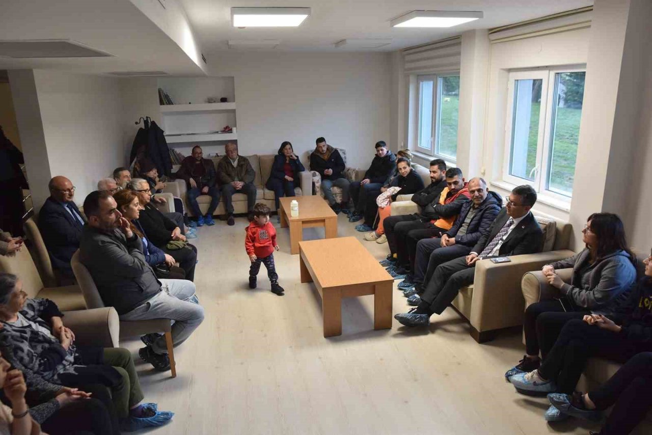 Özgür Özel, Tepebaşı’nın konuğu depremzedelerle buluştu