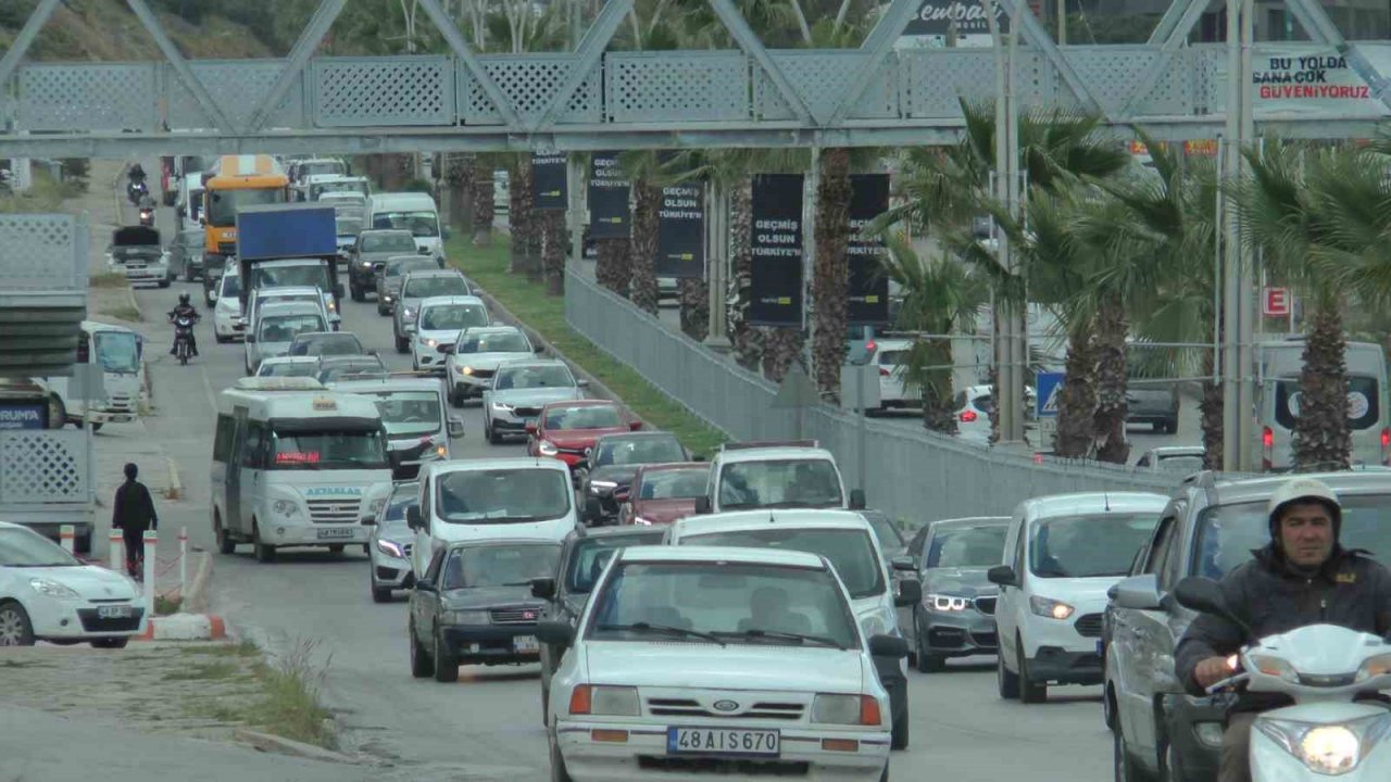 Bodrum’da bayram yoğunluğu başladı, trafik kuyruğu uzadıkça uzadı