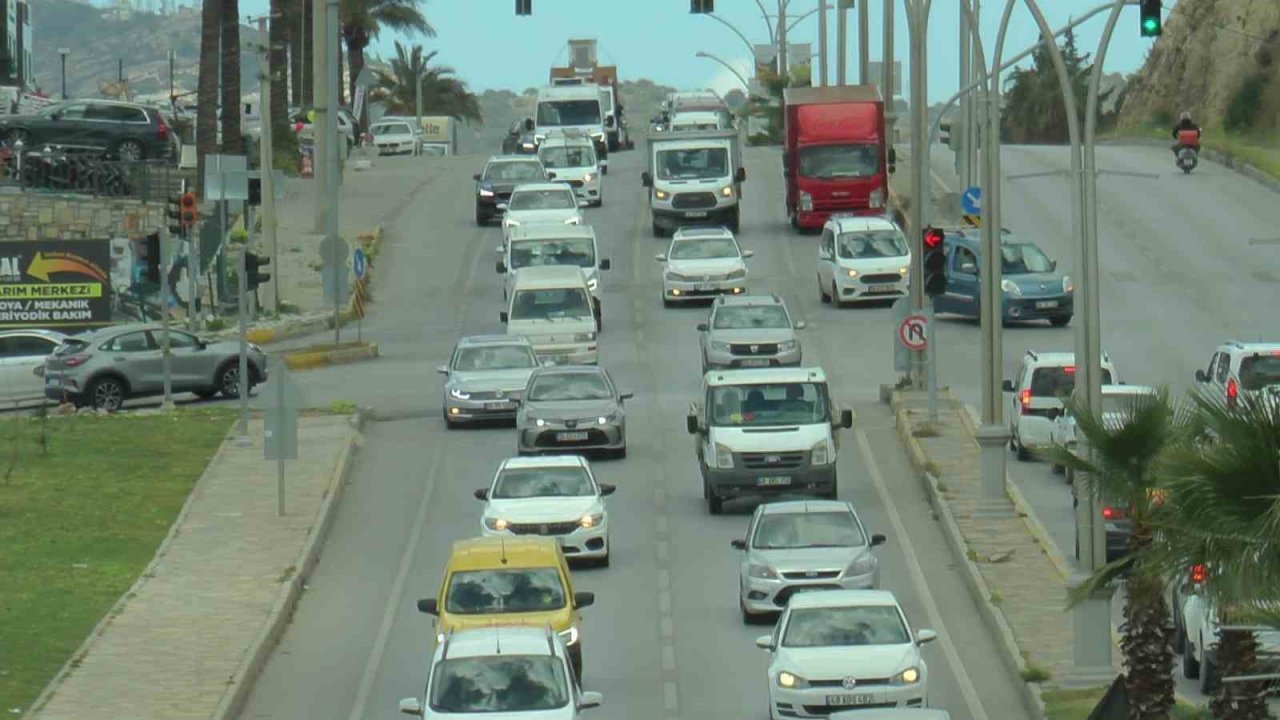 Bodrum’da bayram yoğunluğu başladı, trafik kuyruğu uzadıkça uzadı