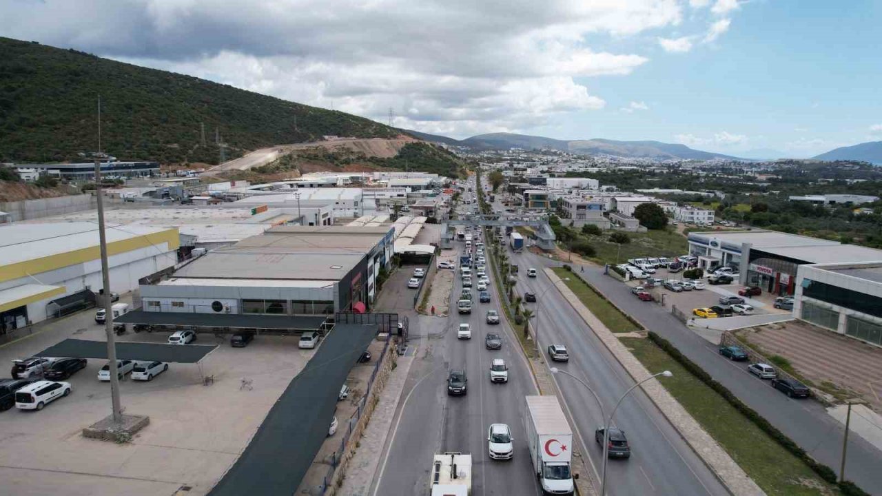 Bodrum’da bayram yoğunluğu başladı, trafik kuyruğu uzadıkça uzadı