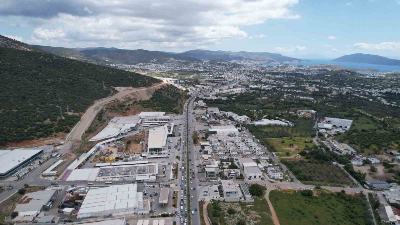 Bodrum’da bayram yoğunluğu başladı, trafik kuyruğu uzadıkça uzadı