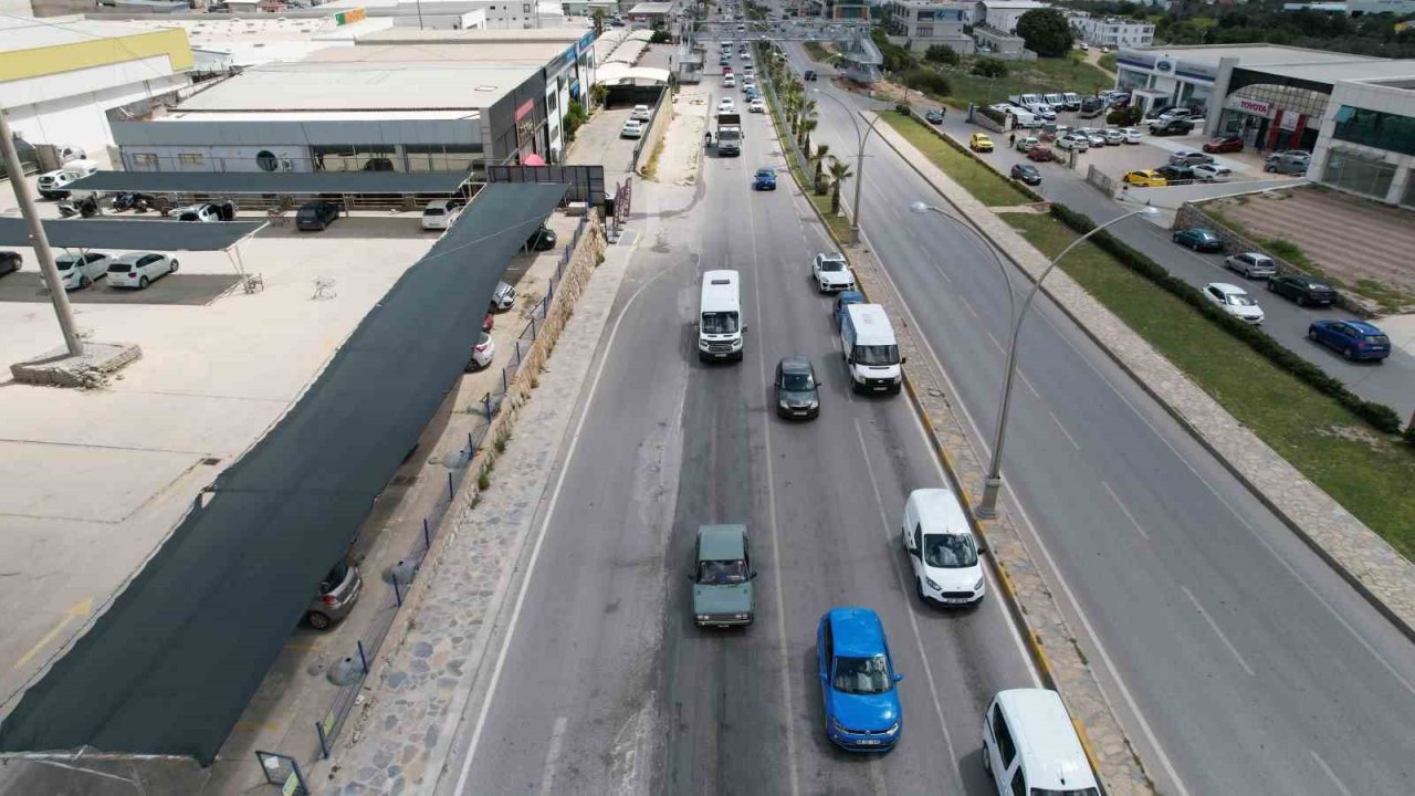 Bodrum’da bayram yoğunluğu başladı, trafik kuyruğu uzadıkça uzadı