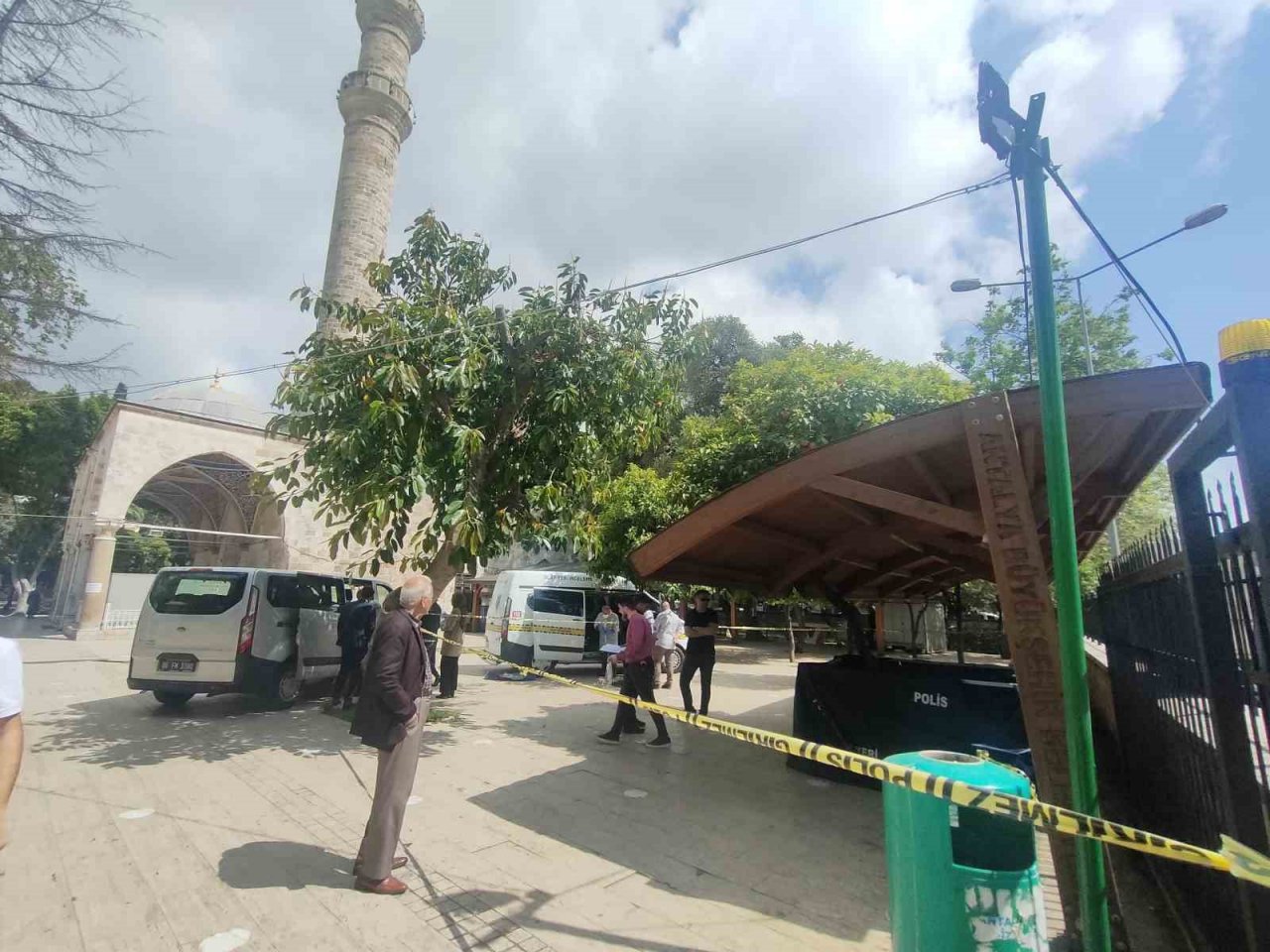 Ölüm cami avlusunda yakaladı