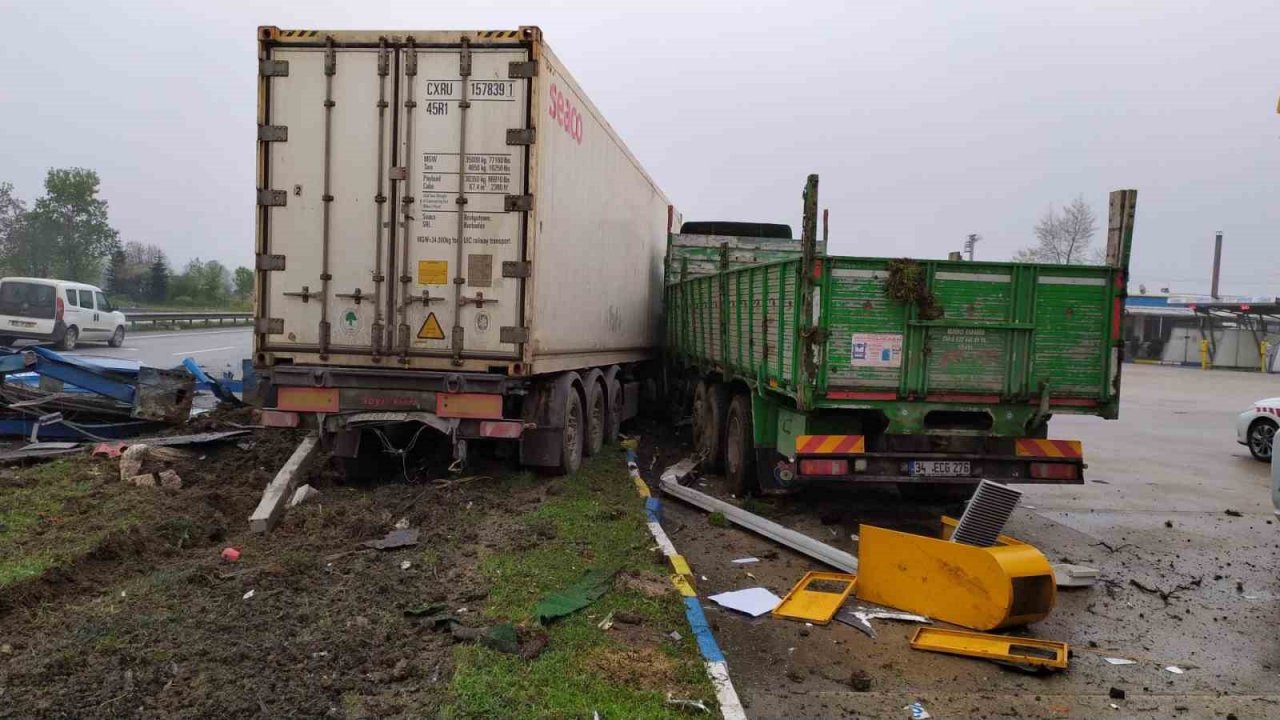 Kontrolden çıkan tır, park halindeki kamyona çarptı: 1 yaralı