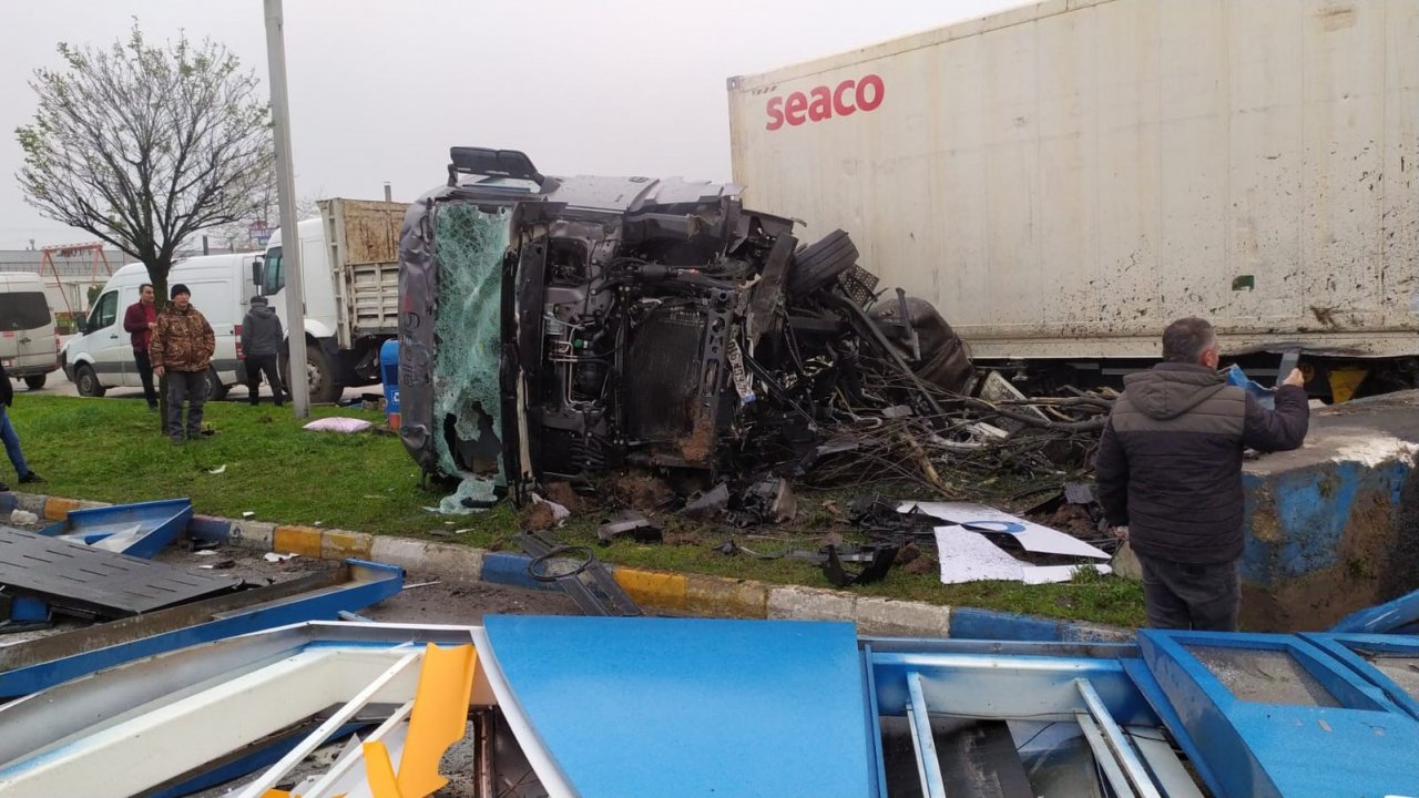 Kontrolden çıkan tır, park halindeki kamyona çarptı: 1 yaralı