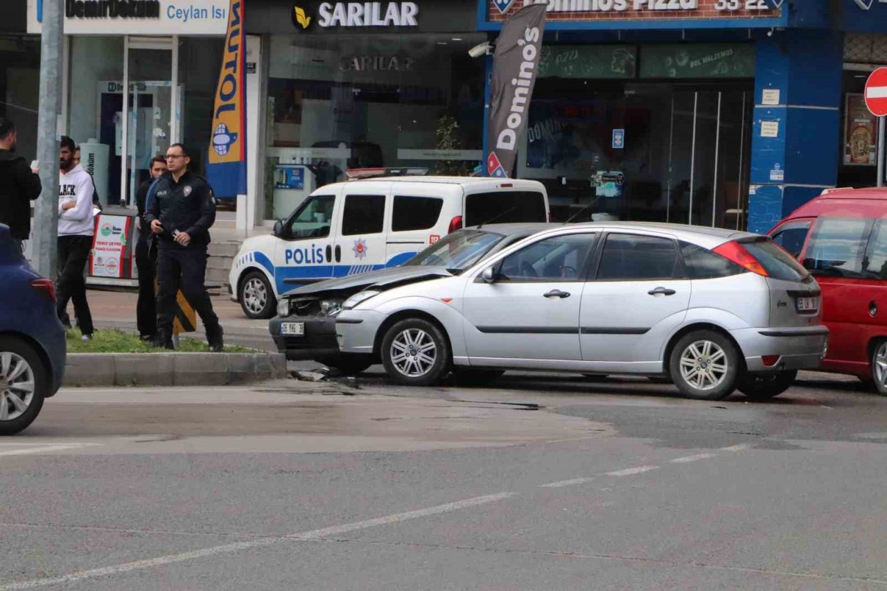 2 otomobil kavşakta çarpıştı: 1 yaralı