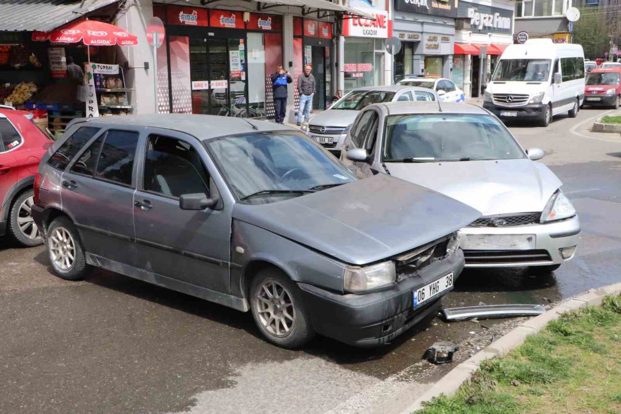 2 otomobil kavşakta çarpıştı: 1 yaralı