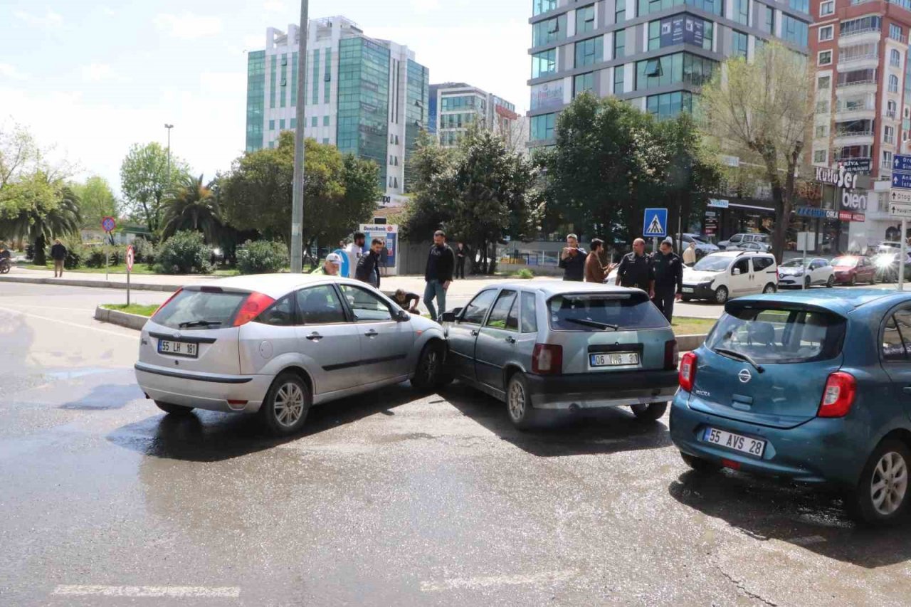 2 otomobil kavşakta çarpıştı: 1 yaralı