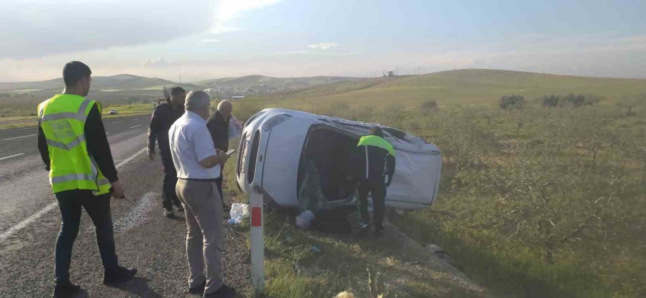 Şarampole devrilen otomobildeki 4 kişi yaralandı