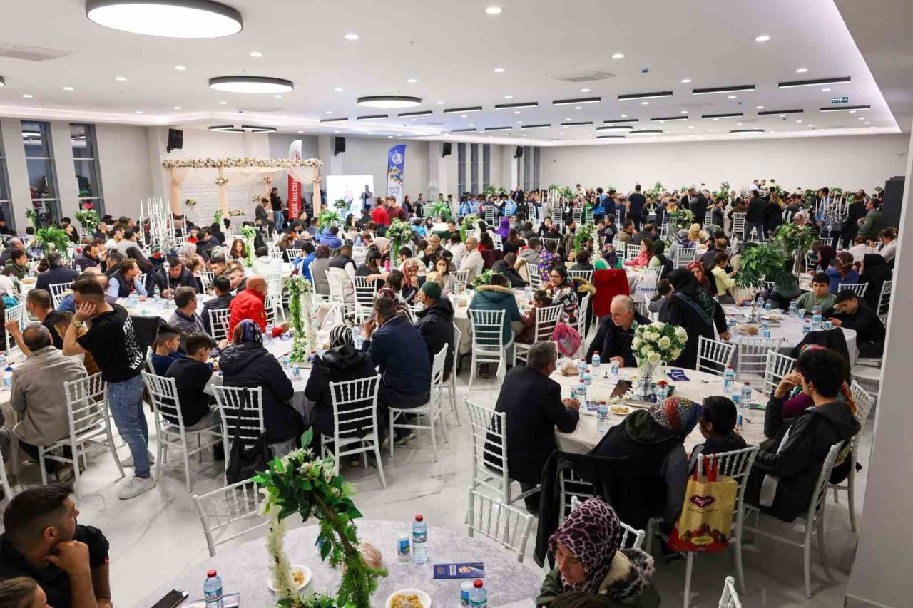 Uşak’ta açılışın coşkusu toplu iftarla taçlandı