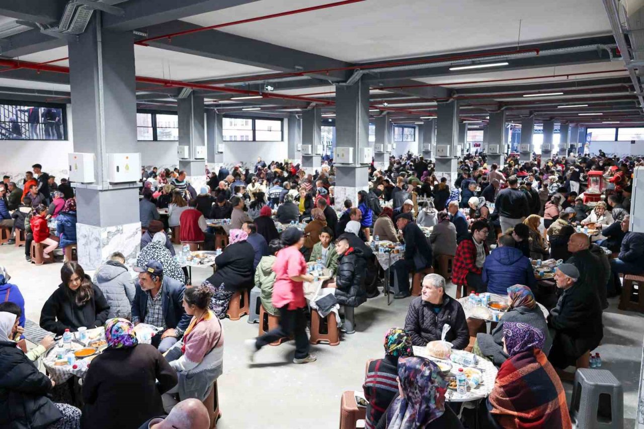 Uşak’ta açılışın coşkusu toplu iftarla taçlandı