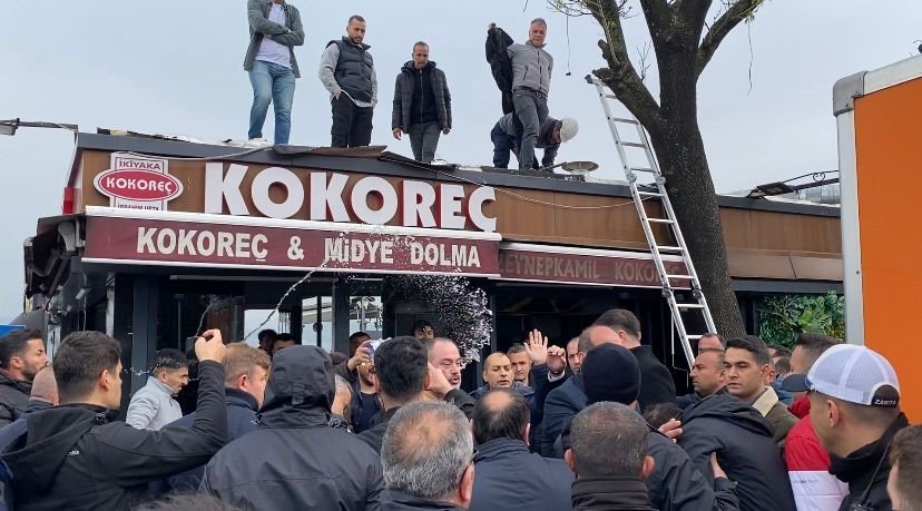 Üsküdar’da yıkım gerginliği: Silahla çatıya çıkıp zabıtayı engelledi