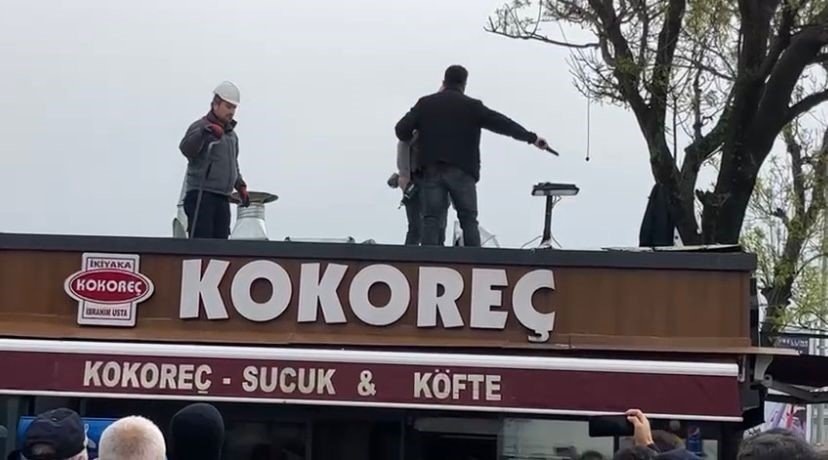 Üsküdar’da yıkım gerginliği: Silahla çatıya çıkıp zabıtayı engelledi