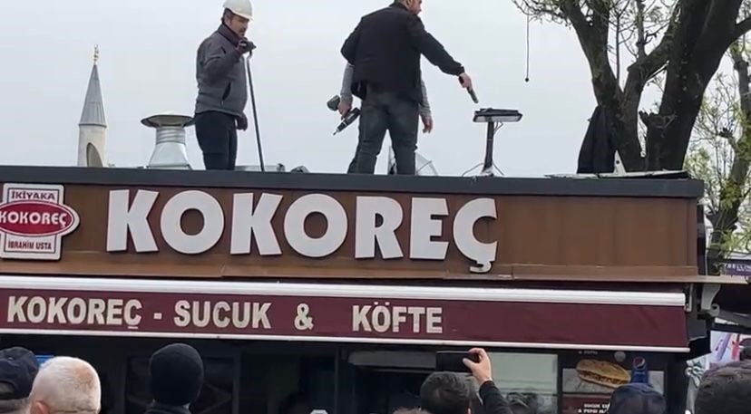 Üsküdar’da yıkım gerginliği: Silahla çatıya çıkıp zabıtayı engelledi