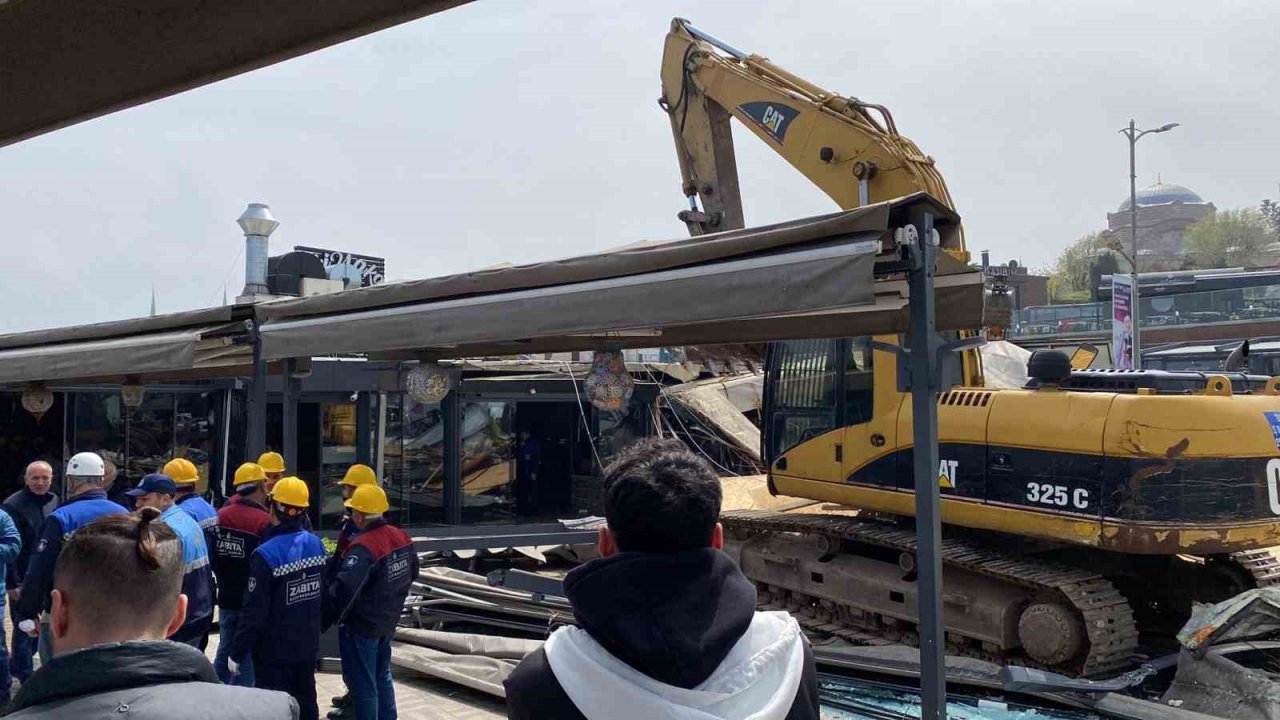 Üsküdar’daki ruhsatsız işletme yıkıldı