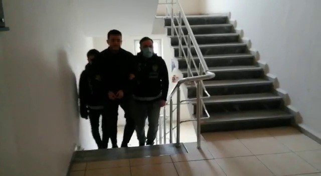 Üsküdar’da yıkım esnasında silahla çatıya çıkan şahıs gözaltına alındı