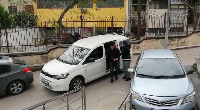 Üsküdar’da yıkım esnasında silahla çatıya çıkan şahıs gözaltına alındı