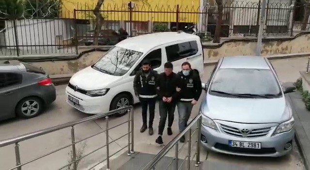 Üsküdar’da yıkım esnasında silahla çatıya çıkan şahıs gözaltına alındı