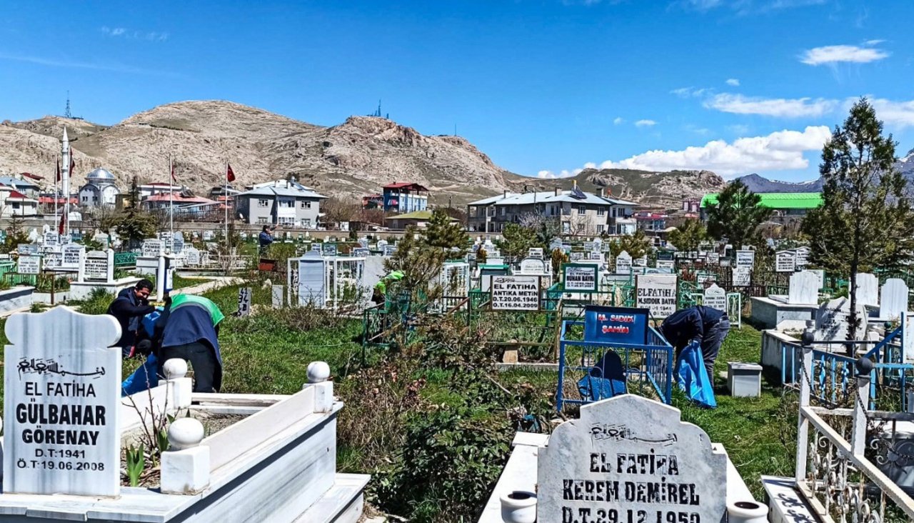 Van’da Ramazan Bayramı öncesi mezarlıklar temizlendi