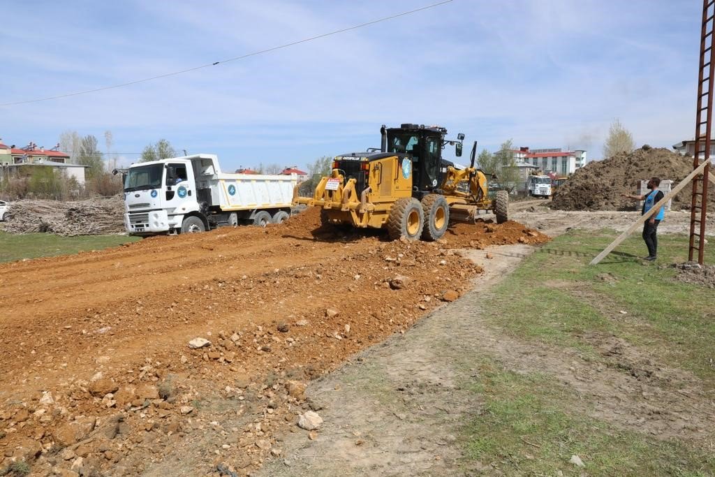 İpekyolu Belediyesi yeni yollar açmaya devam ediyor