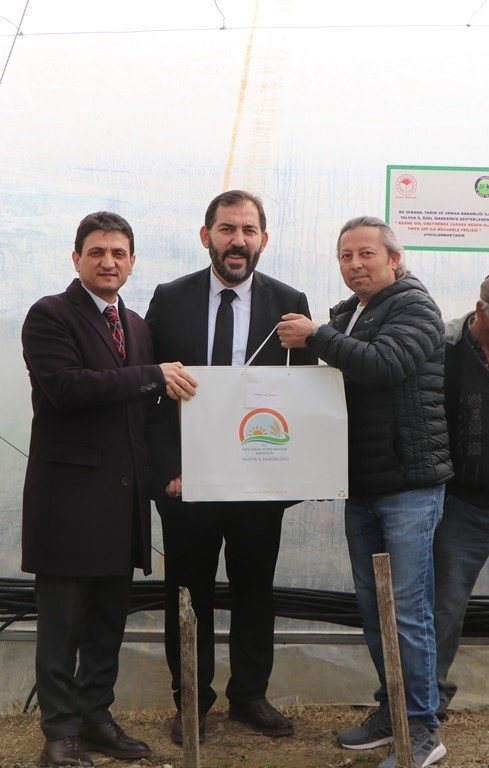 Yalova’da kesme gül zararlısına karşı mavi yapışkan tuzak dağıtıldı