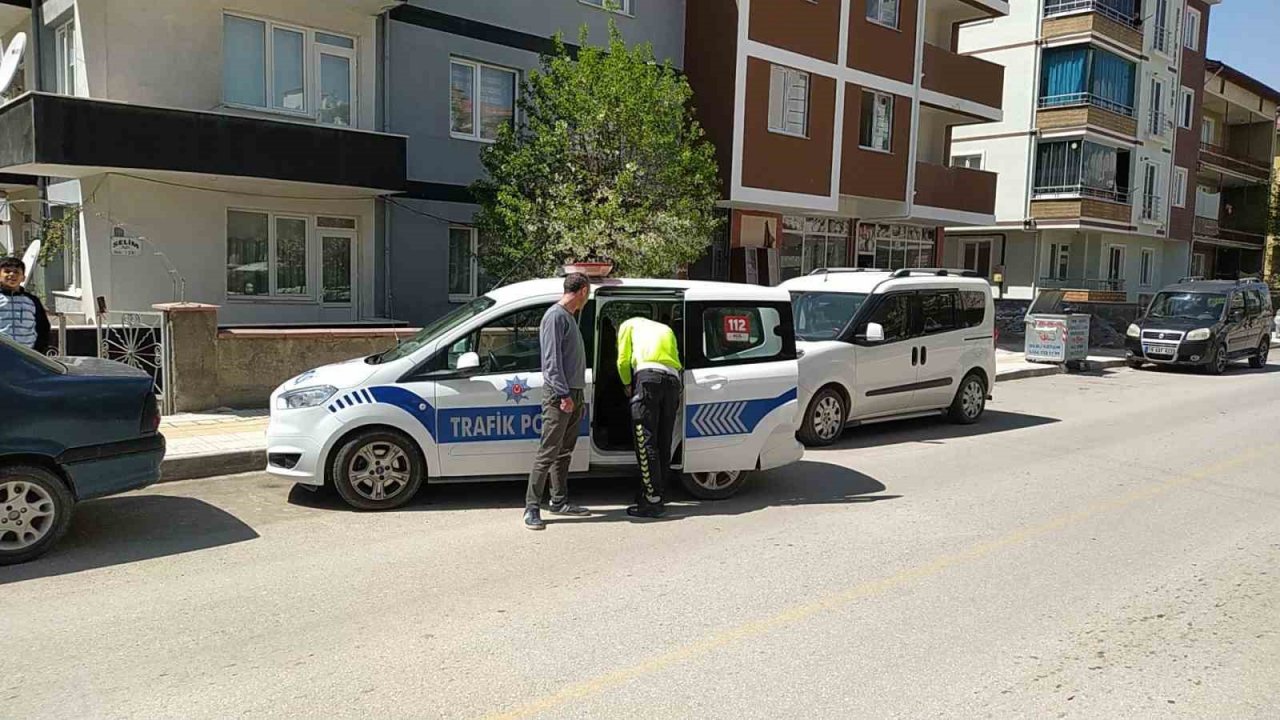 Yolun karşısına geçmeye çalışan çocuğa otomobil çarptı