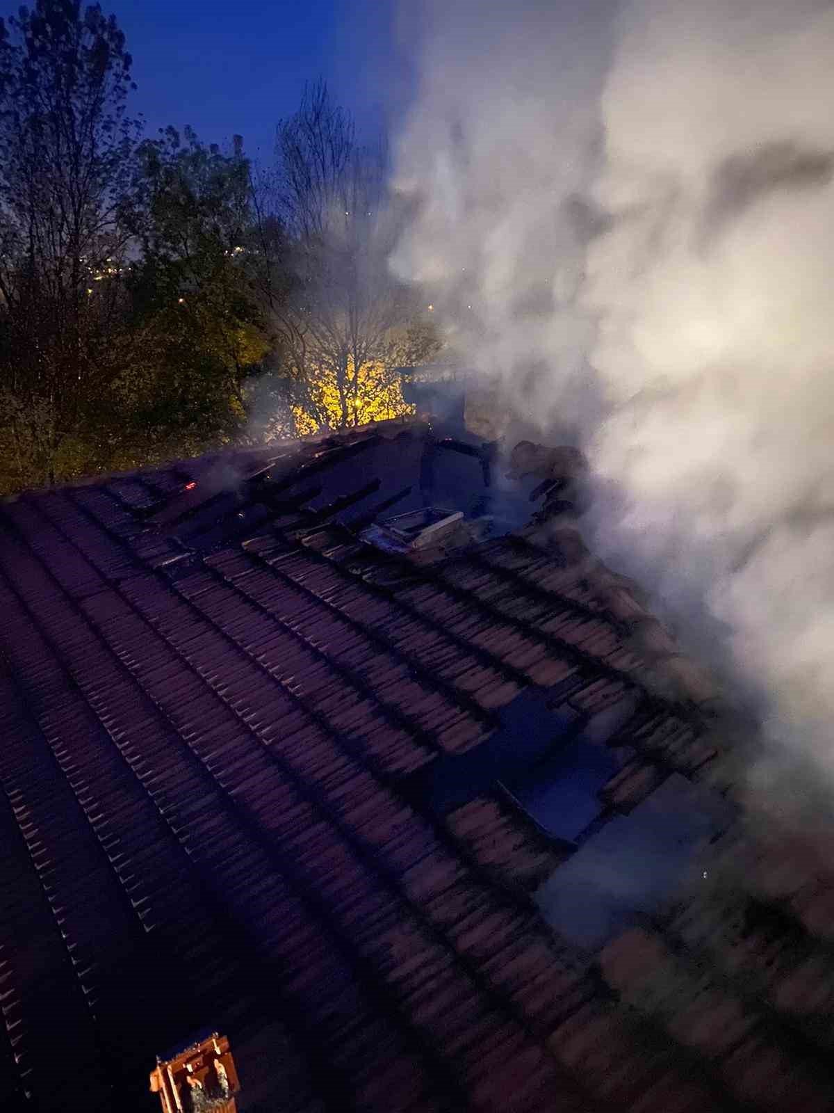 Çaycuma’da bir evin çatısına yıldırım düştü