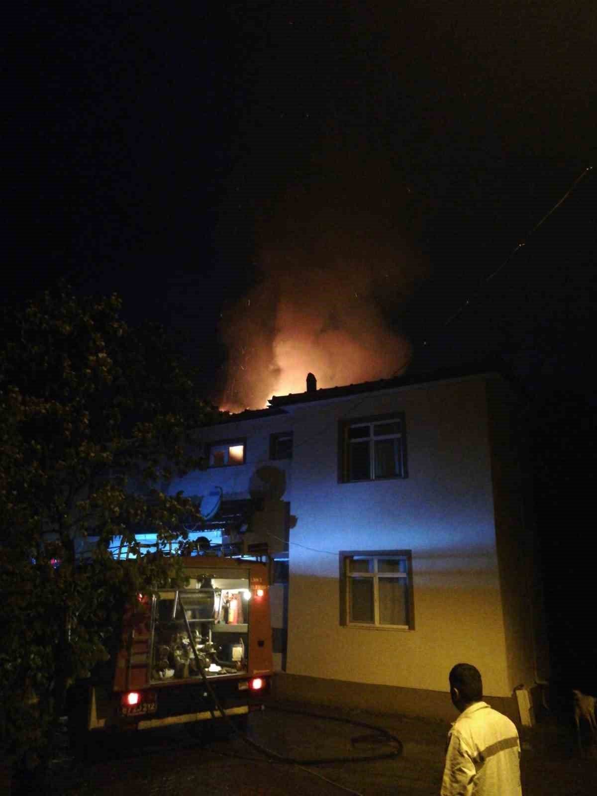 Çaycuma’da bir evin çatısına yıldırım düştü